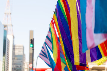 Bandeiras coloridas, símbolo do orgulho gay, penduradas em varais na Avenida Paulista. 27ª edição, da Parada do Orgulho LGBT+ de São Paulo, Brasil.  