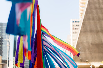 Bandeiras coloridas, símbolo do orgulho gay, penduradas em varais na Avenida Paulista. 27ª edição, da Parada do Orgulho LGBT+ de São Paulo, Brasil.   - obrazy, fototapety, plakaty