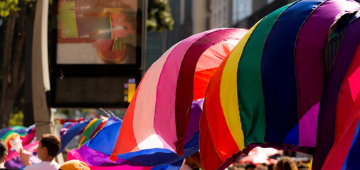 Bandeiras coloridas, símbolo do orgulho gay, penduradas em varais na Avenida Paulista. 27ª edição, da Parada do Orgulho LGBT+ de São Paulo, Brasil.  