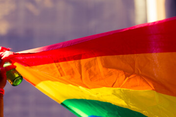Bandeira colorida, símbolo do orgulho gay LGBT+, tremulando na Avenida Paulista durante a 27ª edição, da Parada do Orgulho LGBT+ de São Paulo, Brasil.   - obrazy, fototapety, plakaty