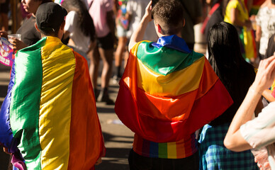 Pessoas vestindo a bandeira símbolo do orgulho gay lgbt+. 27ª edição, da Parada do Orgulho LGBT+ de São Paulo, Brasil. 
