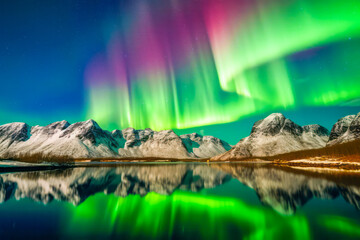 Fototapeta na wymiar Vibrant hues of the Aurora borealis illuminate the night sky. Generative AI.