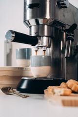Machine à café expresso en action dans une tasse en céramique - obrazy, fototapety, plakaty