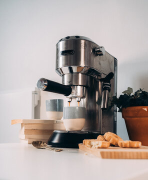 Machine &agrave; caf&eacute; expresso en action dans une tasse en c&eacute;ramique