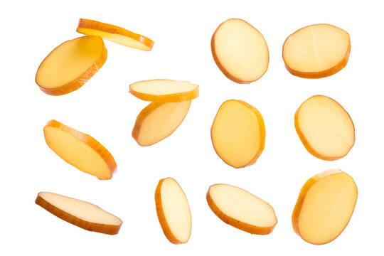 bolachas de queijo provolone voando no fundo transparente