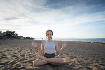 Fototapeta na wymiar Sesión de yoga en la playa