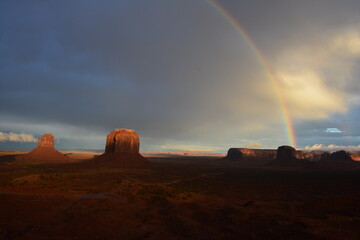 Monument Valley mit Regenbogen