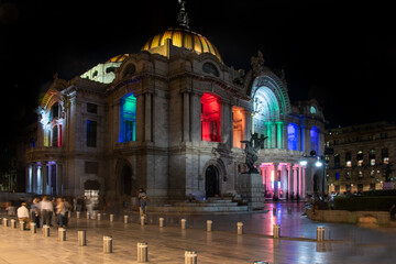 Fototapeta na wymiar Bellas Artes conmemora el día del orgullo . Ciudad de México 