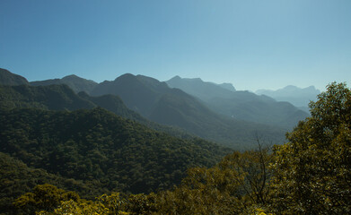 Visão aérea da serra curitibana com visão das montanhas e da flora no Paraná Brasil.	