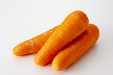白背景に置いた畑で収穫した新鮮なにんじん