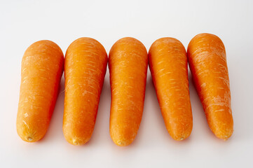 白背景に置いた畑で収穫した新鮮なにんじん