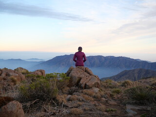 Persona mirando desde la cordillera hacia el horizonte 