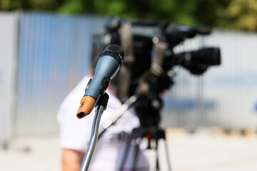 Fototapeta Mikrofon na statywie przygotowany do wywiadu telewizyjnego. obraz