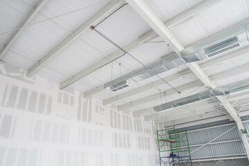 warehouse building, Paredes con azulejos en construcción, Ventilador, techo con luces suaves y alarme de incendios, Construction maison avec mezzanine, Construction maison, white walls, mock ups.