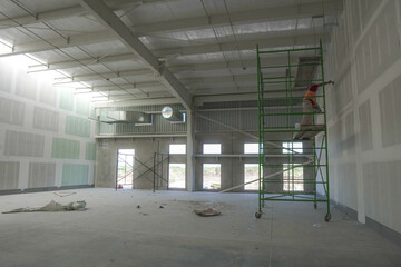 warehouse building, Paredes con azulejos en construcción, Ventilador, techo con luces suaves y alarme de incendios, Construction maison avec mezzanine, Construction maison, white walls, mock ups.