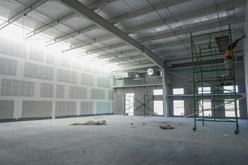 warehouse building, Paredes con azulejos en construcción, Ventilador, techo con luces suaves y alarme de incendios, Construction maison avec mezzanine, Construction maison, white walls, mock ups.