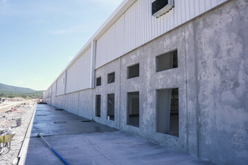 Paredes con azulejos en construcción, Ventilador, techo con luces suaves y alarme de incendios, Construction maison avec mezzanine, Construction maison, white walls, mock ups.