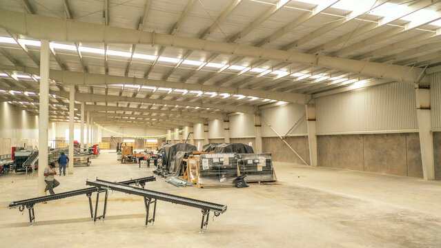 huge warehouse building, Paredes con azulejos en construcci&oacute;n, Ventilador, techo con luces suaves y alarme de incendios, Construction maison avec mezzanine, Construction maison, white walls, mock ups.