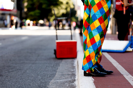 Calças coloridas de palhaço na Avenida Paulista, São Paulo, Brasil.
