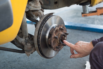 Remove the old disc brakes to replace them with new ones.
