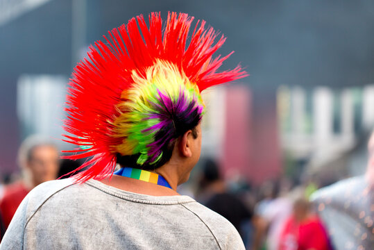 Peruca estilo moicano colorida na cabe&ccedil;a de homem. A Avenida Paulista, S&atilde;o Paulo, Brasil. 