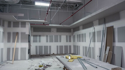 construction de nave industrial en zona industrial, trabajando arduamente albañiles desconocidos, paredes en construcción 