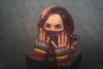 Mujer joven muy abrigada con ropa de invierno