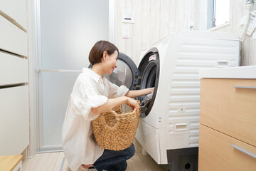 洗濯機で洗濯するドルエイジ女性