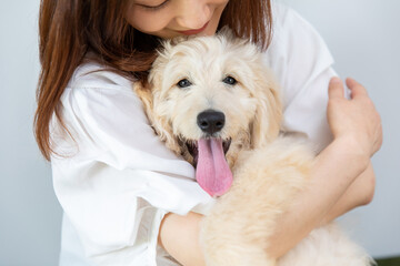 犬を抱える笑顔の女性　smiling woman holding a dog