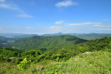日本の夏、緑が彩る山脈と透き通る青空。