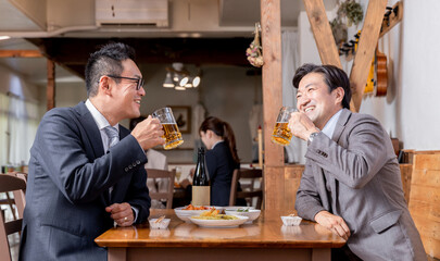 飲み会で盛り上がって爆笑するビジネスマン
