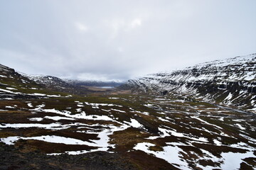Fototapeta premium 北欧・アイスランドのまだら模様の雪と山 