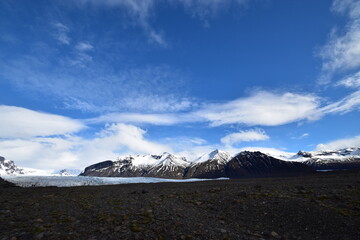 北欧・アイスランドの広大な青空と雪の山脈