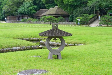古びた石灯籠のある日本庭園の情景