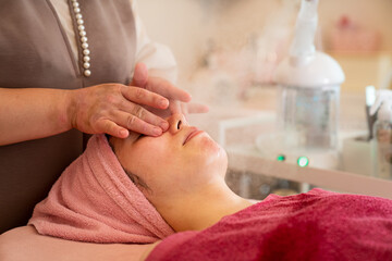 エステの施術風景 フェイシャル