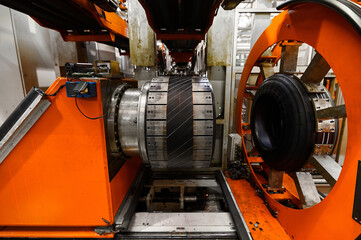 Rolling drum with rubber layers to form car tire at plant