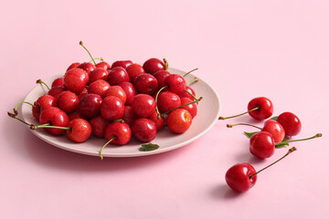 Obraz na płótnie Canvas Plate of sweet cherries on pink background