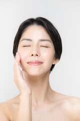 Close-up of the beauty image of skin care and esthetics for bare skin, such as moisturizing and drying of the eyes and cheeks of beautiful Asian women.