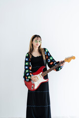 ギターを弾く女性