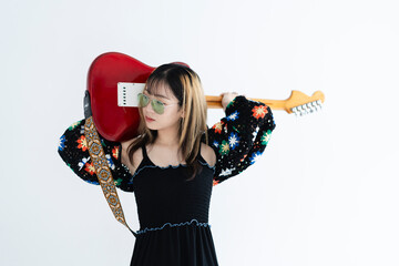 ギターを弾く女性