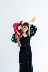 ギターを弾く女性