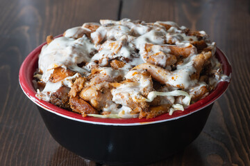 ケバブ丼。スパイシーなお肉とキャベツとマヨネーズをご飯に乗せたお弁当。