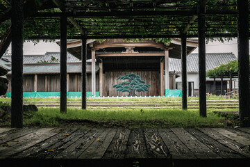 Fototapeta na wymiar 能舞台とは日本の古典芸能である能と呼ばれる演劇を演じるための専用舞台
