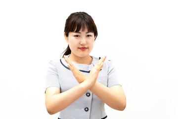 ダメサインをする受付の女性