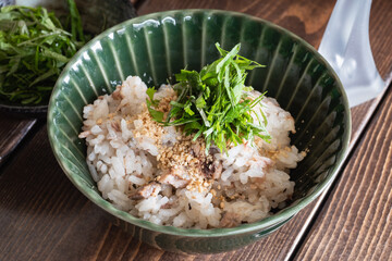 秋刀魚の炊き込みご飯。大葉と胡麻をトッピング。