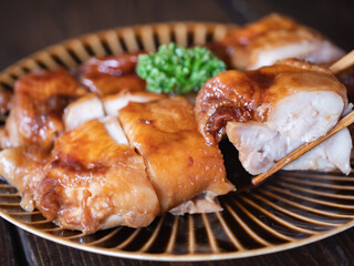 照り焼きチキン。甘辛い醤油味の鶏肉料理。