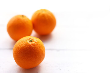 木製テーブルの上に置いた新鮮なオレンジ