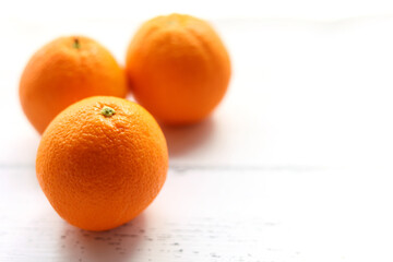 木製テーブルの上に置いた新鮮なオレンジ