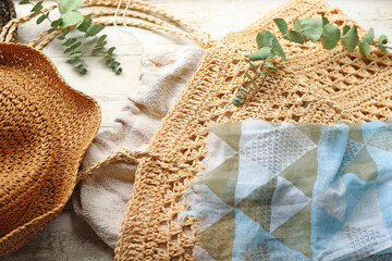 編みバッグ、麦わら帽子と蚊帳生地スカーフ　夏のお出かけコーデ