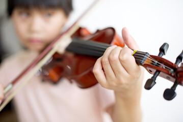 child hand playing the violin